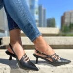 Stiletto Negro Cuatro Hebillas Destalonado
